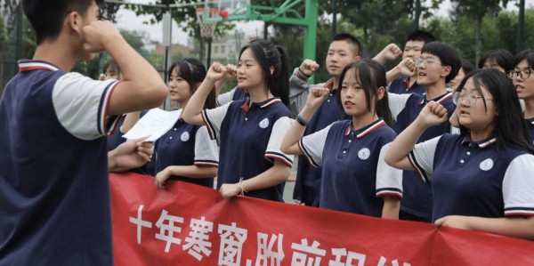 皇冠体育登录入口-“一半初中生上不了高中！”人民日报给出回应，原来一切早有迹象