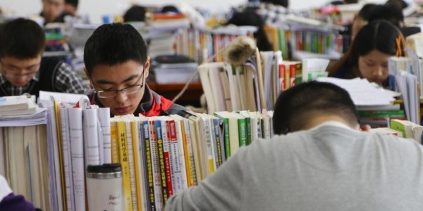 皇冠体育登录入口-“一半初中生上不了高中！”人民日报给出回应，原来一切早有迹象