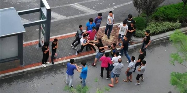 皇冠体育登录入口-“一半初中生上不了高中！”人民日报给出回应，原来一切早有迹象