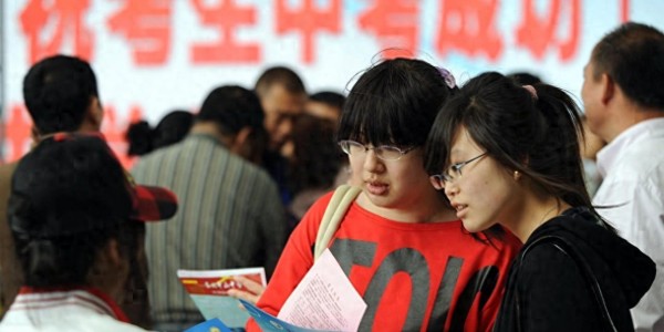 皇冠体育登录入口-“一半初中生上不了高中！”人民日报给出回应，原来一切早有迹象