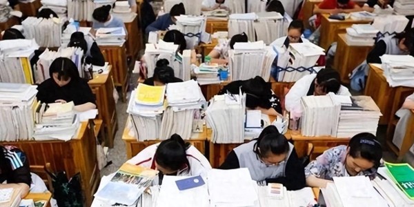 皇冠体育登录入口-“一半初中生上不了高中！”人民日报给出回应，原来一切早有迹象